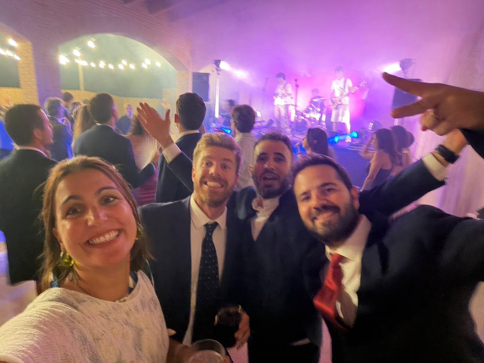 Ya dentro de la fiesta, en la pista con el grupo tocando en directo