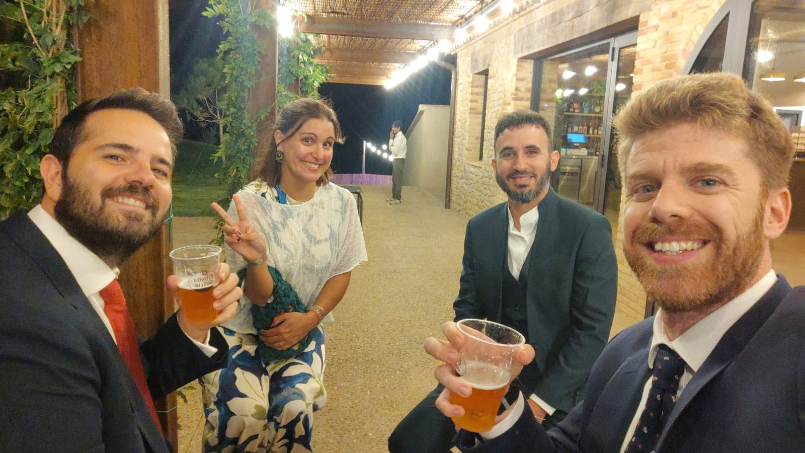 Esperando en el porche de Mas Vidal a que acabara el banquete