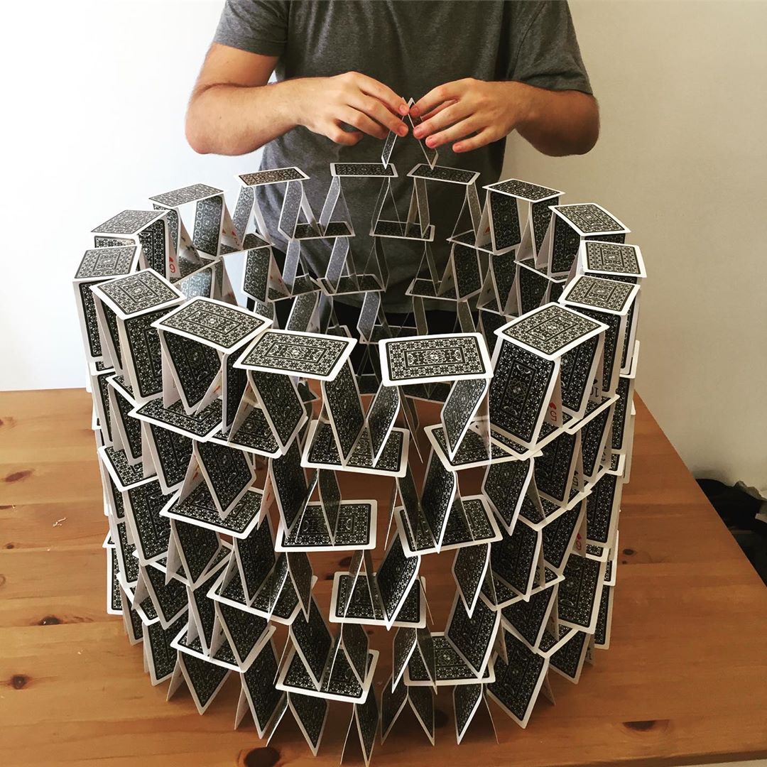 Construir un castillo de naipes