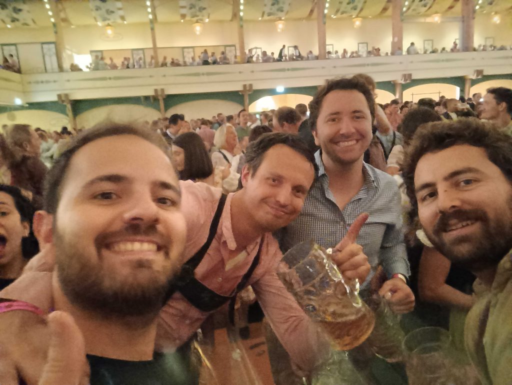Beber cerveza en el Oktoberfest de Munchen