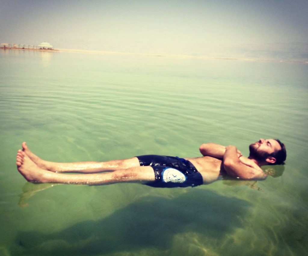 Hacer el muerto en el mar muerto