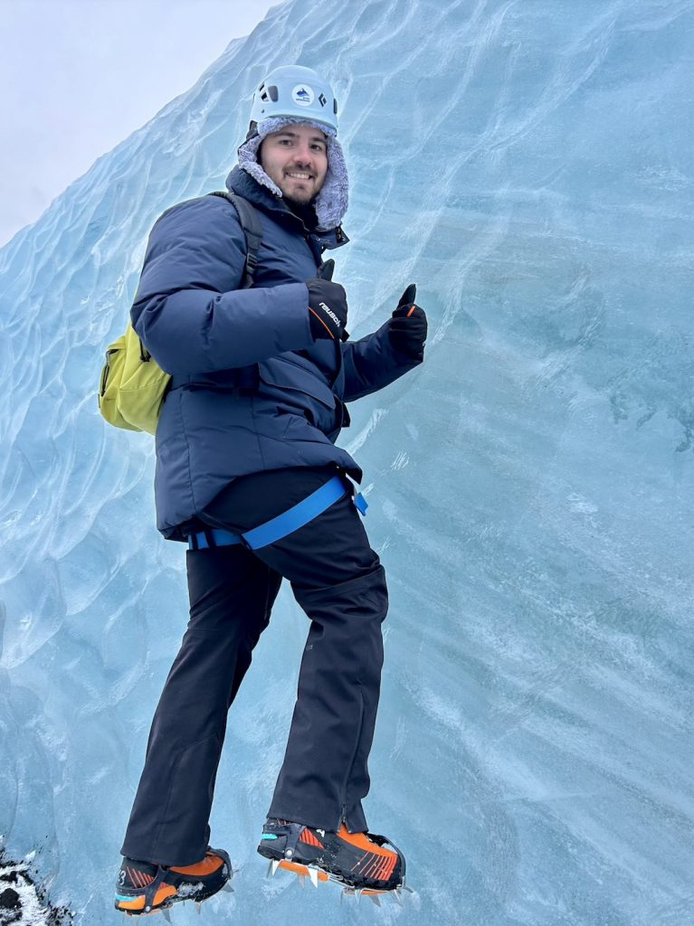 Escalar un glaciar en Islandia