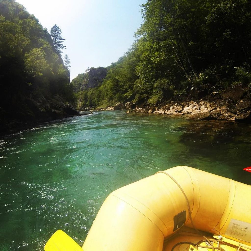 Bajar un río haciendo rafting