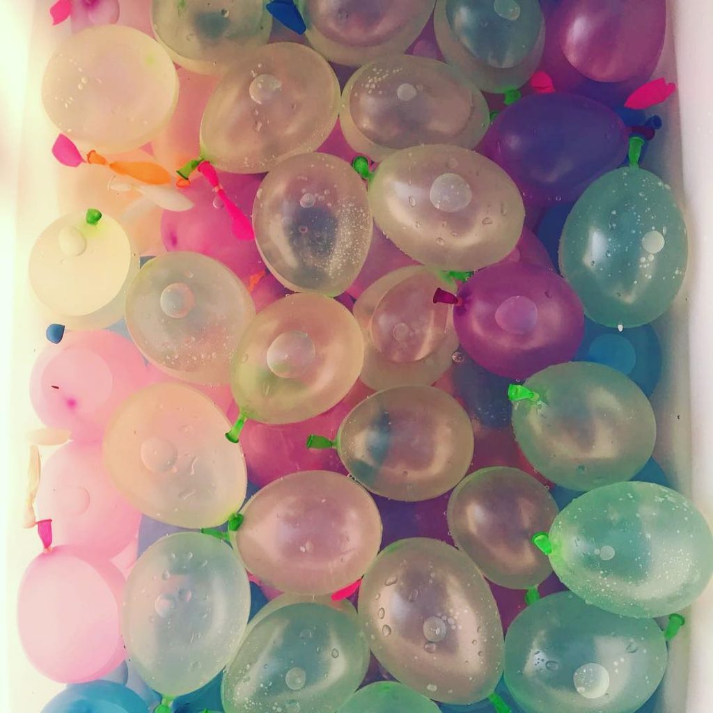 Participar en una guerra de globos de agua