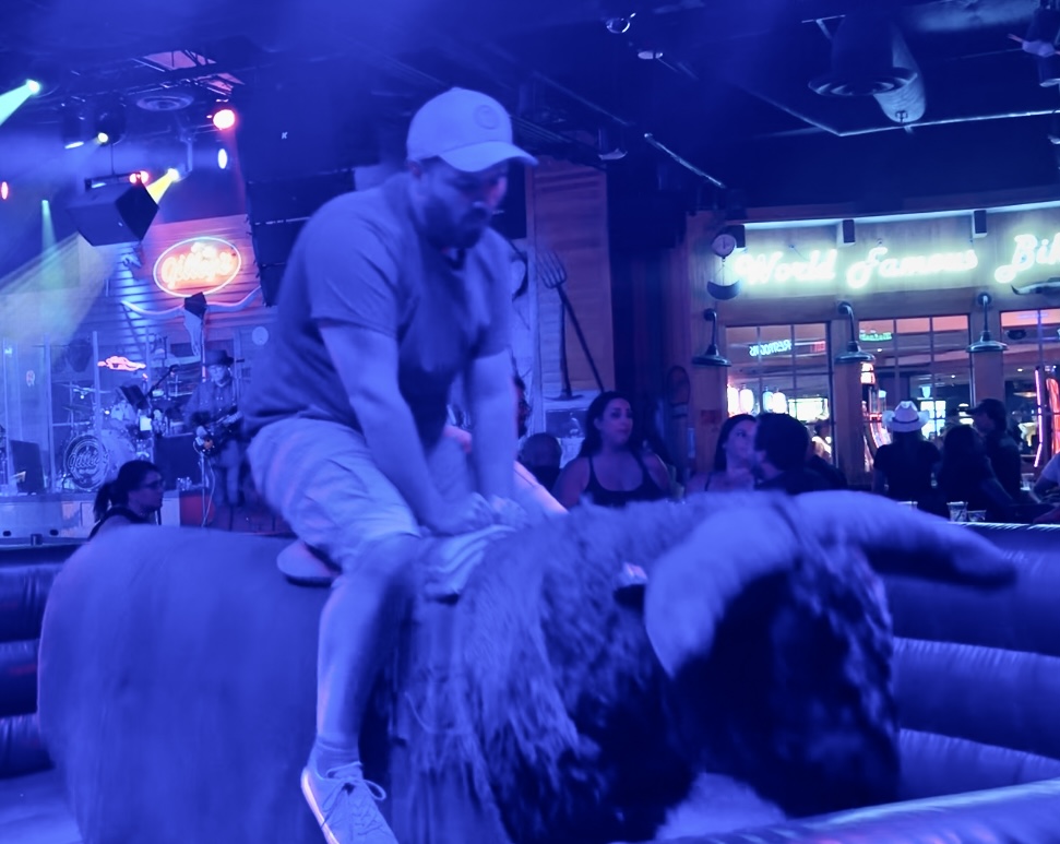 Montar en un toro mecánico