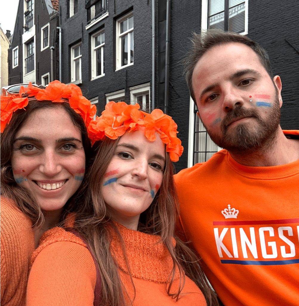 Visitar Holanda vestido de naranja en King's Day