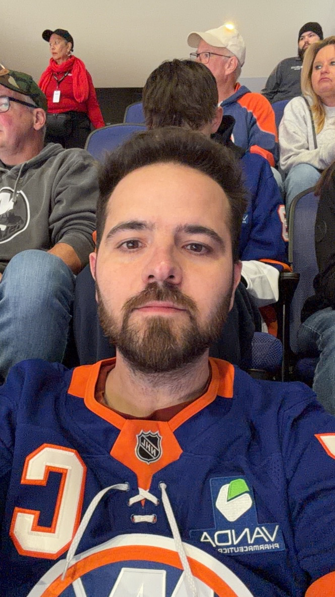 Con el jersey de los NY Islanders en la UBS Arena
