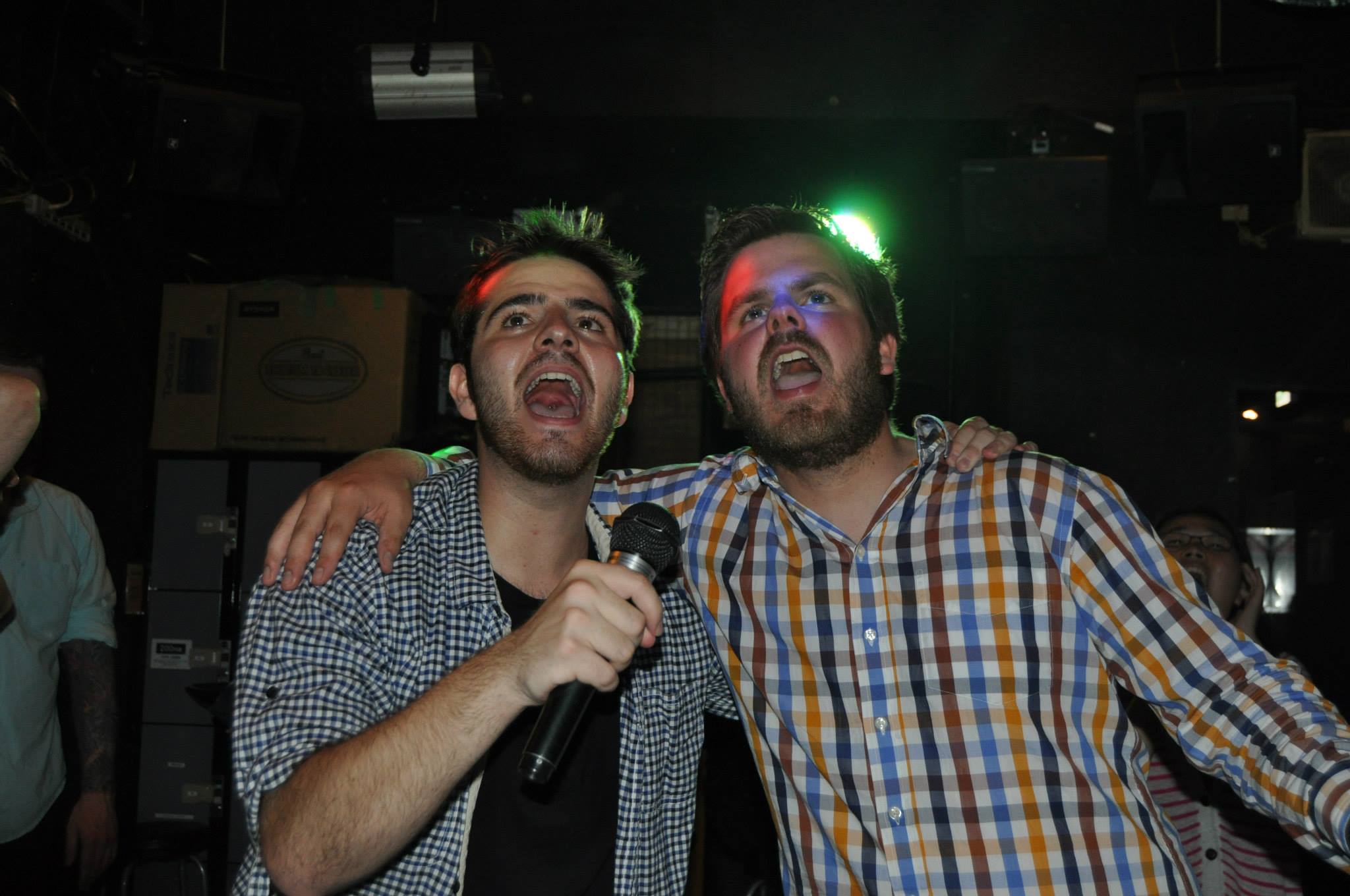 Cantar en un karaoke