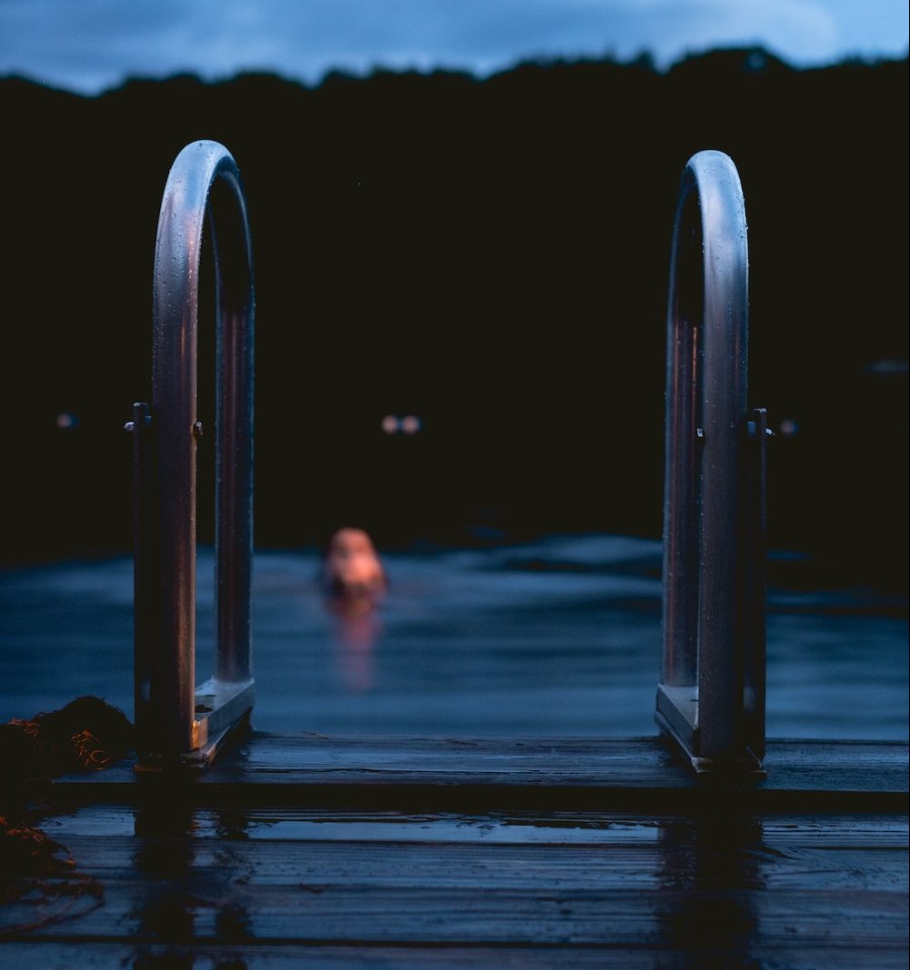 Colarse en un hotel y saltar desnudo a la piscina